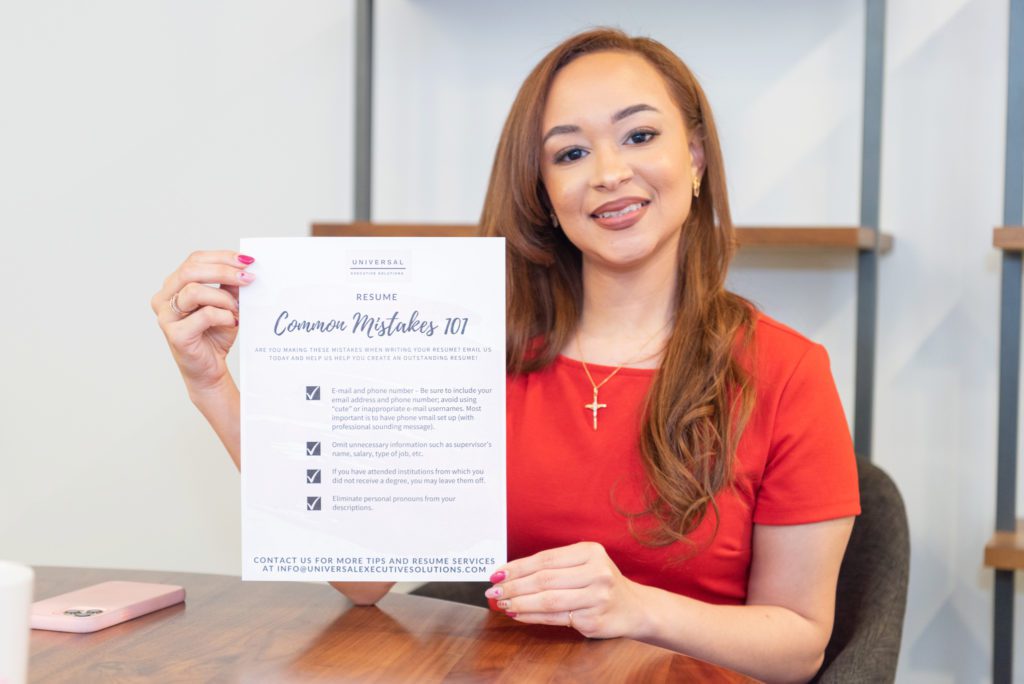 A female resume coach showing her Resume Common Mistakes 101 guide.